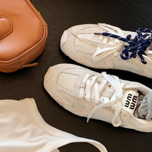 Dames Retro Sneakers van premium suède met gekleurde accenten en een antislipzool in een elegant retrodesign.