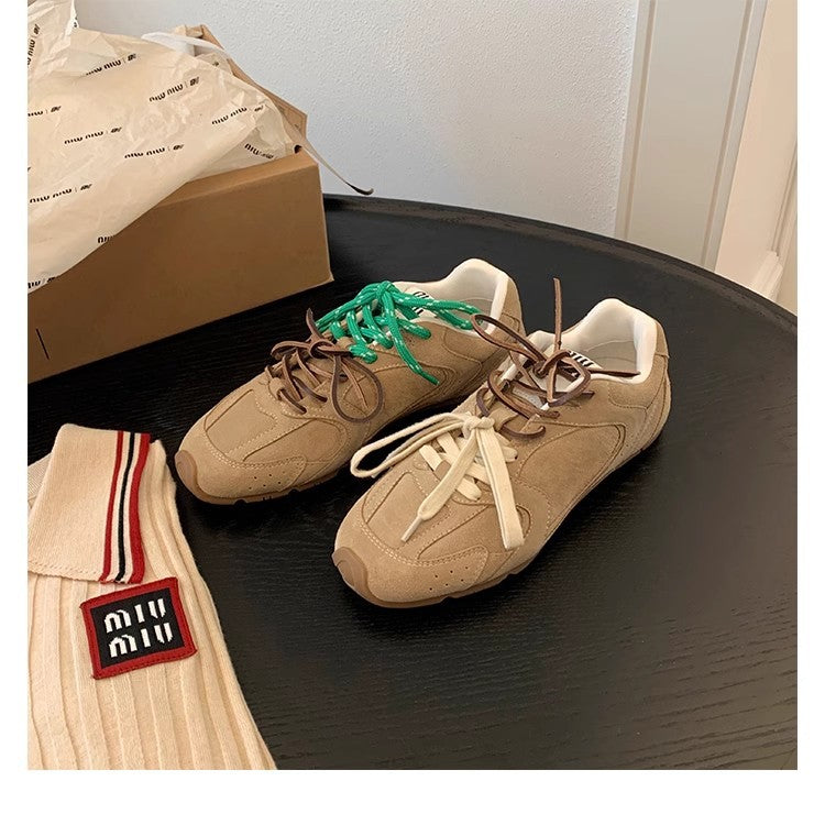 Dames Retro Sneakers van premium suède met gekleurde accenten en een antislipzool in een elegant retrodesign.