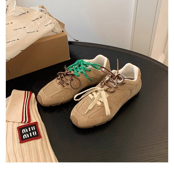 Dames Retro Sneakers van premium suède met gekleurde accenten en een antislipzool in een elegant retrodesign.