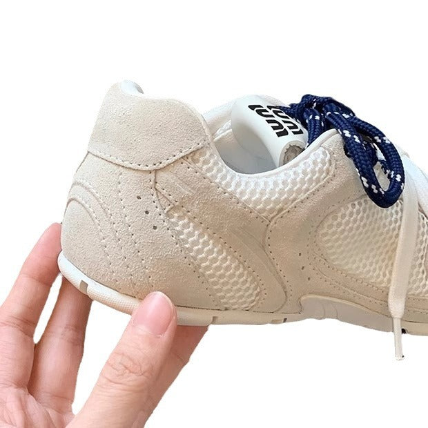 Dames Retro Sneakers van premium suède met gekleurde accenten en een antislipzool in een elegant retrodesign.