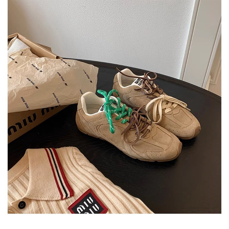 Dames Retro Sneakers van premium suède met gekleurde accenten en een antislipzool in een elegant retrodesign.