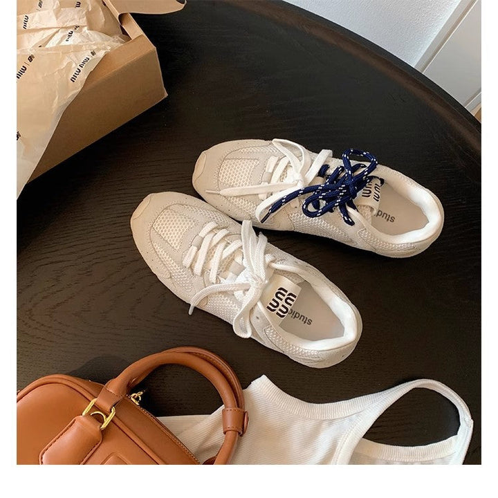 Dames Retro Sneakers van premium suède met gekleurde accenten en een antislipzool in een elegant retrodesign.