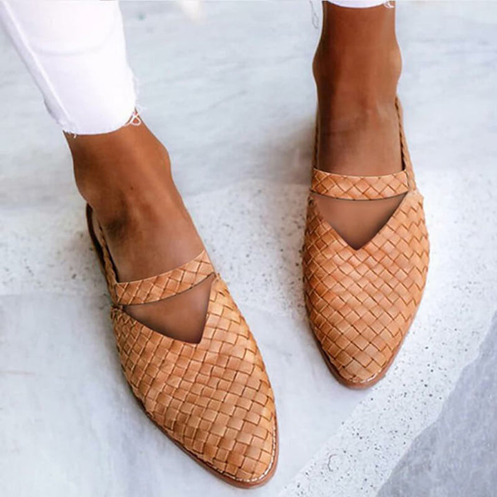 Donkerbruine damessandalen, perfect voor modebewuste vrouwen die stijl en gemak zoeken.