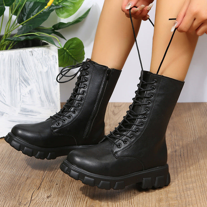 Zwarte dames veterschoenen, robuust met plateauzool en ritssluiting, stijlvol en veelzijdig inzetbaar.
