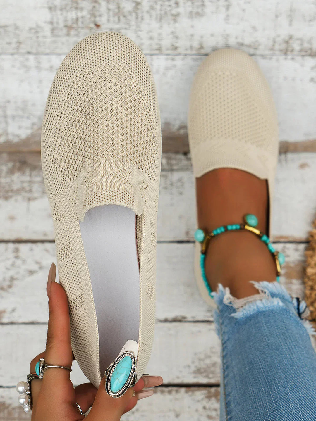 Dames slippers, elegant en ademend, in ingetogen beige. Comfortabele alledaagse schoenen voor stijlvolle wandelingen.