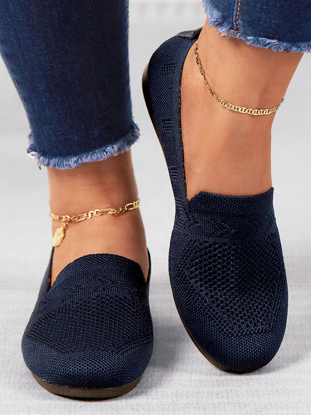 Dames slippers, elegant en ademend, in ingetogen beige. Comfortabele alledaagse schoenen voor stijlvolle wandelingen.