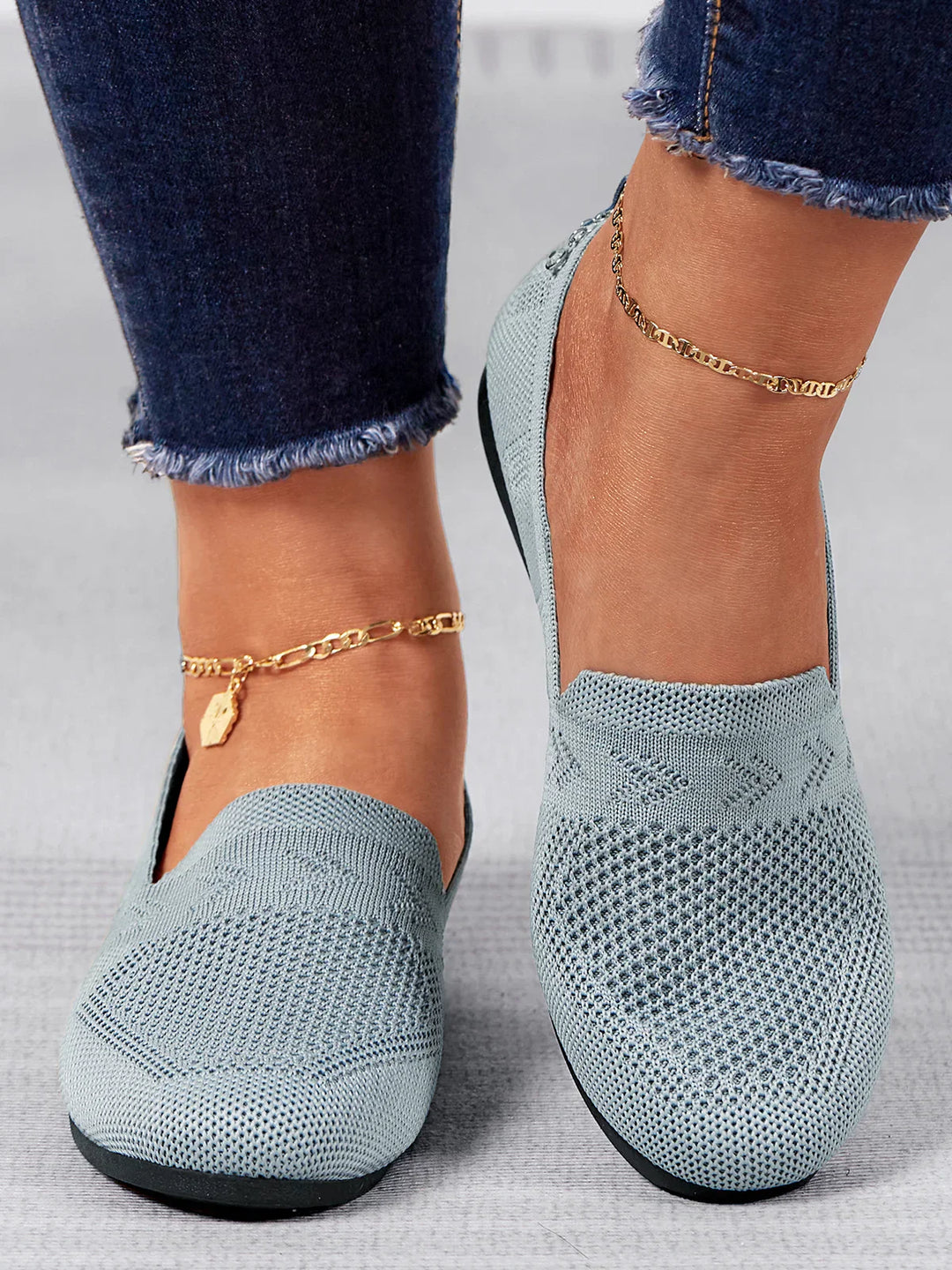 Dames slippers, elegant en ademend, in ingetogen beige. Comfortabele alledaagse schoenen voor stijlvolle wandelingen.