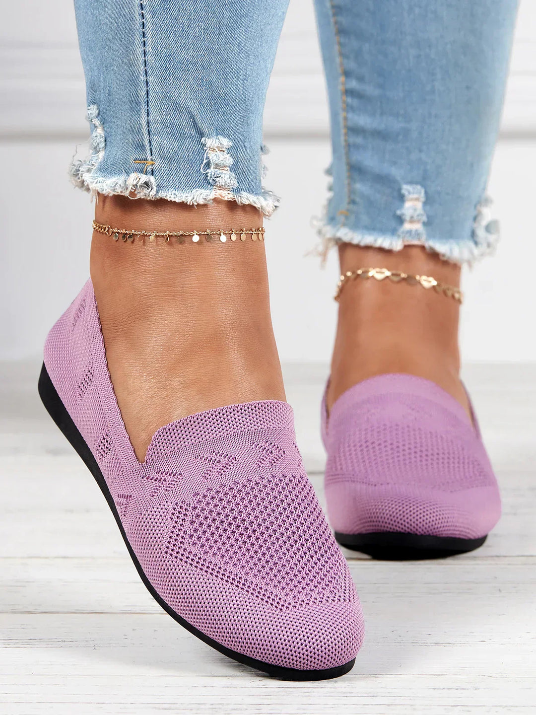 Dames slippers, elegant en ademend, in ingetogen beige. Comfortabele alledaagse schoenen voor stijlvolle wandelingen.