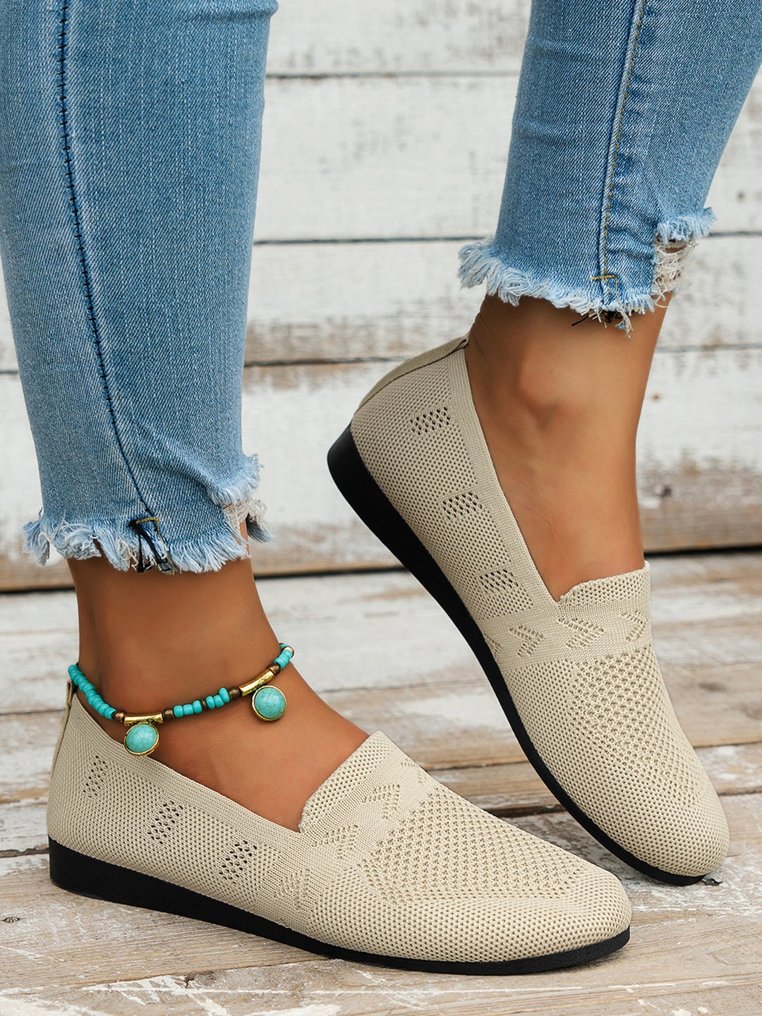Dames slippers, elegant en ademend, in ingetogen beige. Comfortabele alledaagse schoenen voor stijlvolle wandelingen.