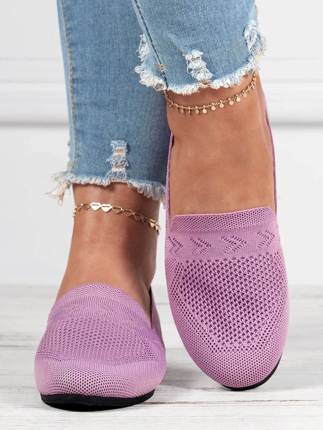 Dames slippers, elegant en ademend, in ingetogen beige. Comfortabele alledaagse schoenen voor stijlvolle wandelingen.