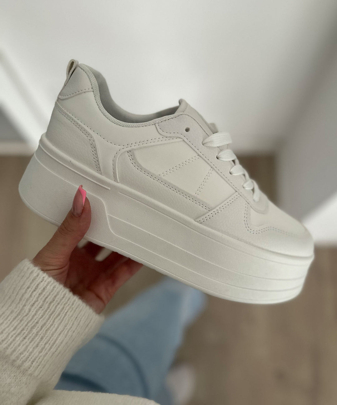 Dames sneakers Georgia wit, bovenaanzicht dat de veters en het minimalistische ontwerp toont.