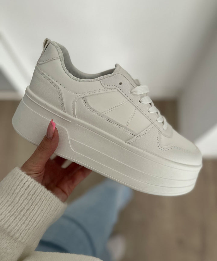 Dames sneakers Georgia wit, bovenaanzicht dat de veters en het minimalistische ontwerp toont.