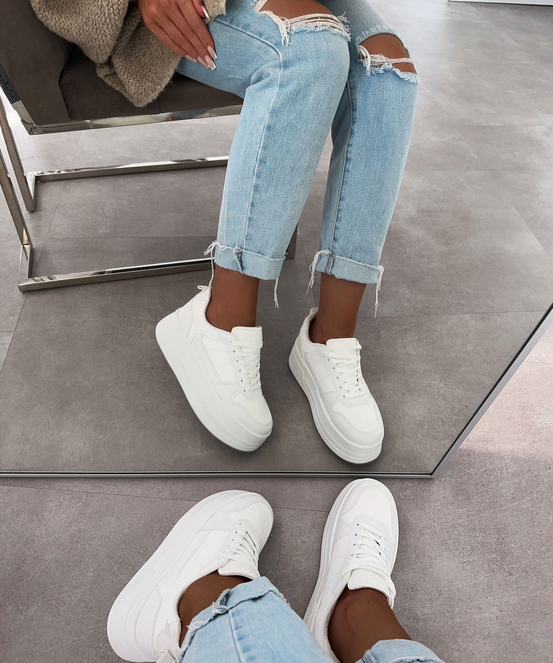 Dames sneakers Georgia wit aan de voet, ideaal voor stadswandelingen of kantoor.