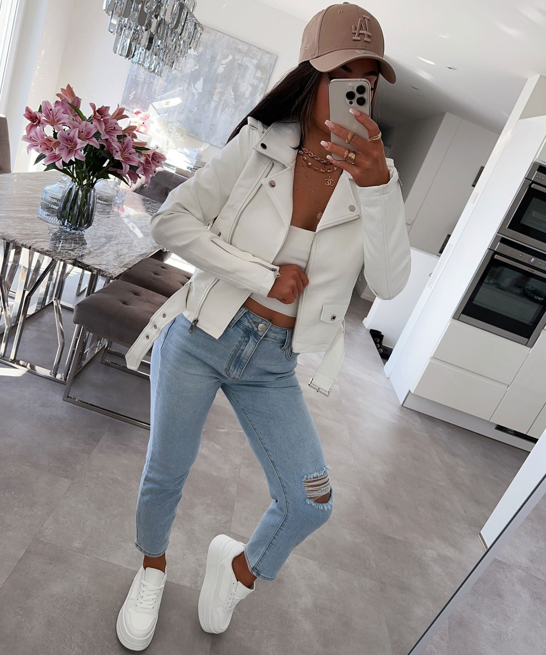 Dames sneakers Georgia wit, gecombineerd met een casual outfit voor een ontspannen uitstraling.