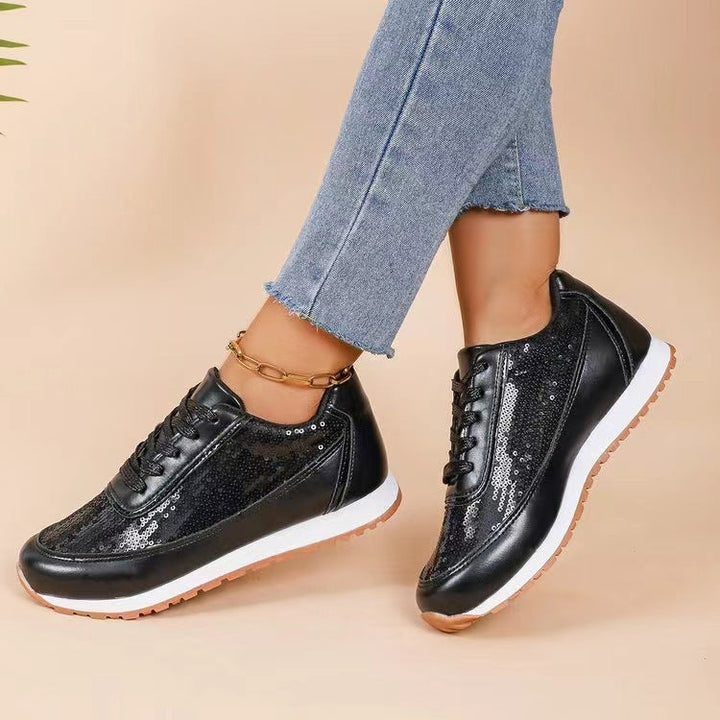 Detail van het ademende bovenmateriaal van de sneaker