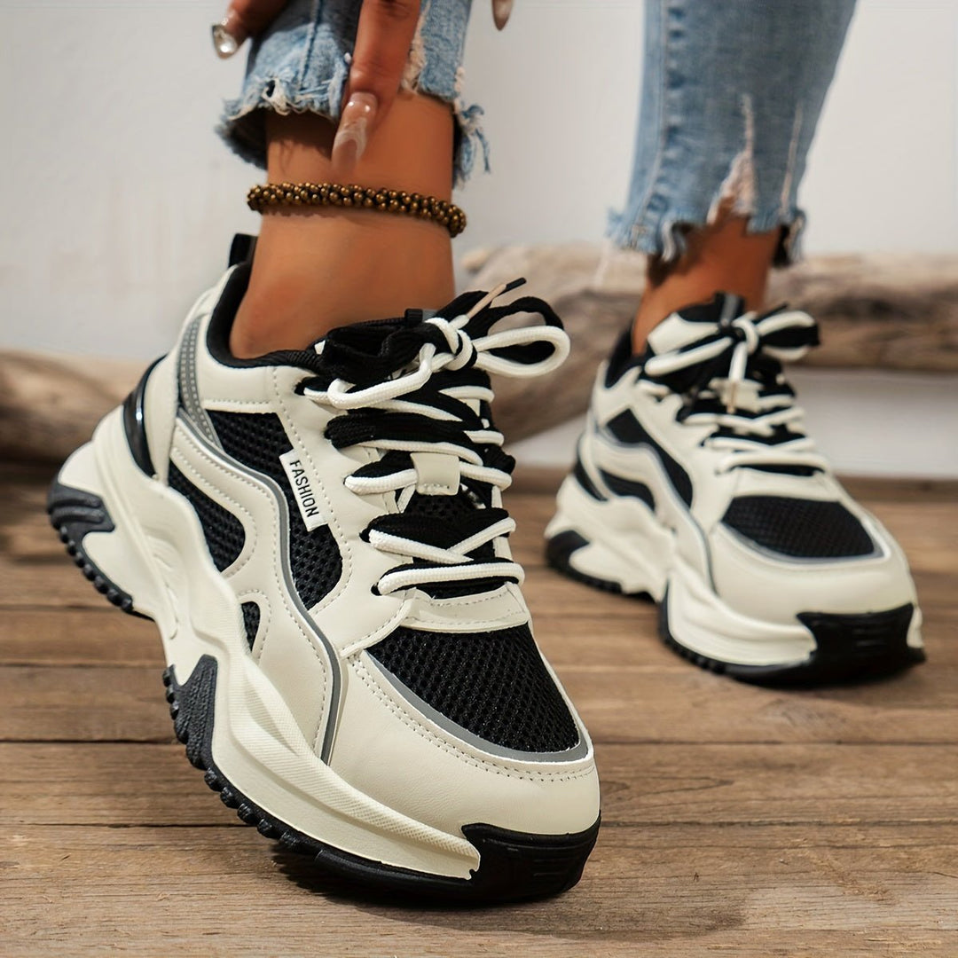 Dames sneakers met hoge zool, modern en comfortabel, in kaki en zwart van ademend materiaal, voor stijlvolle outfits.
