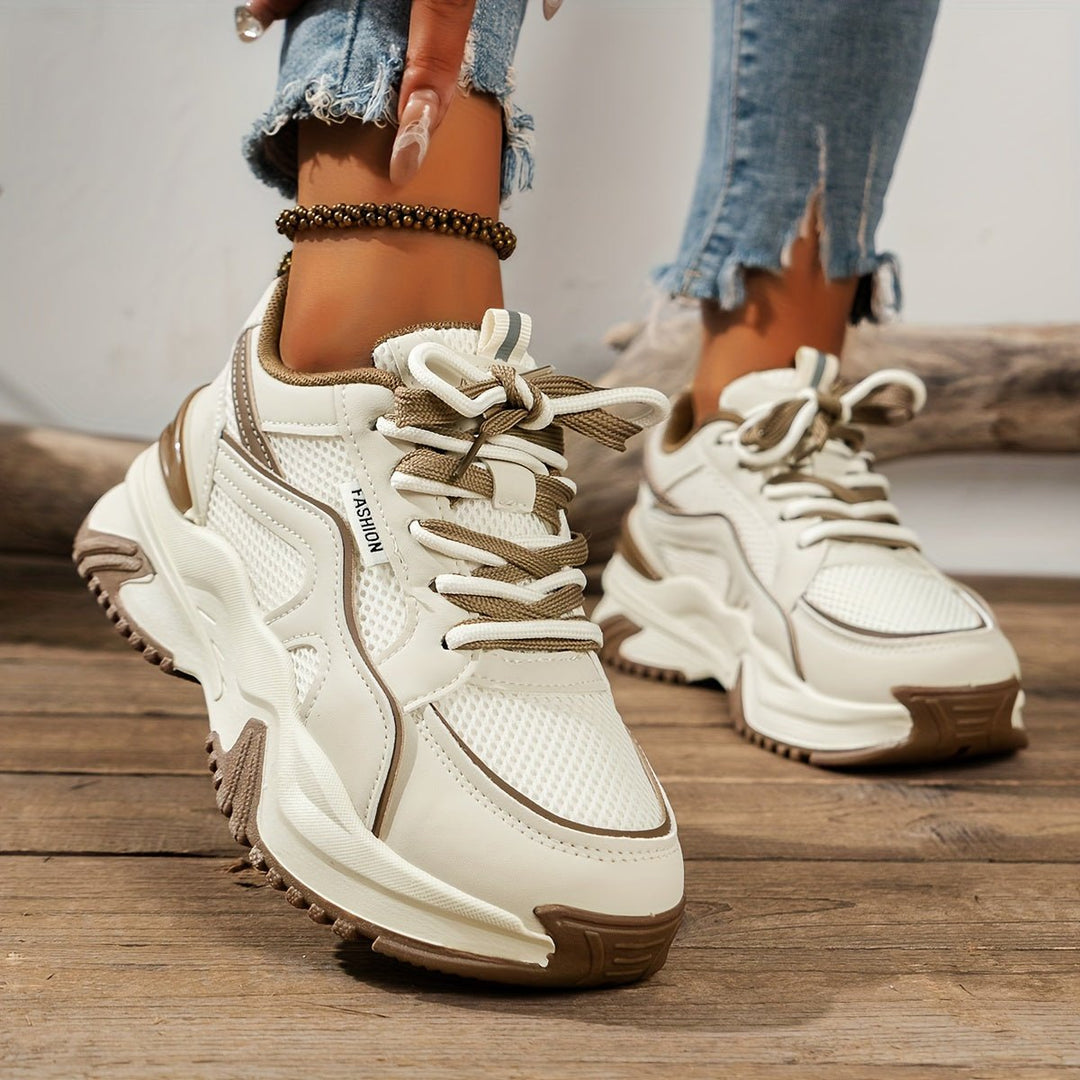 Dames sneakers met hoge zool, modern en comfortabel, in kaki en zwart van ademend materiaal, voor stijlvolle outfits.