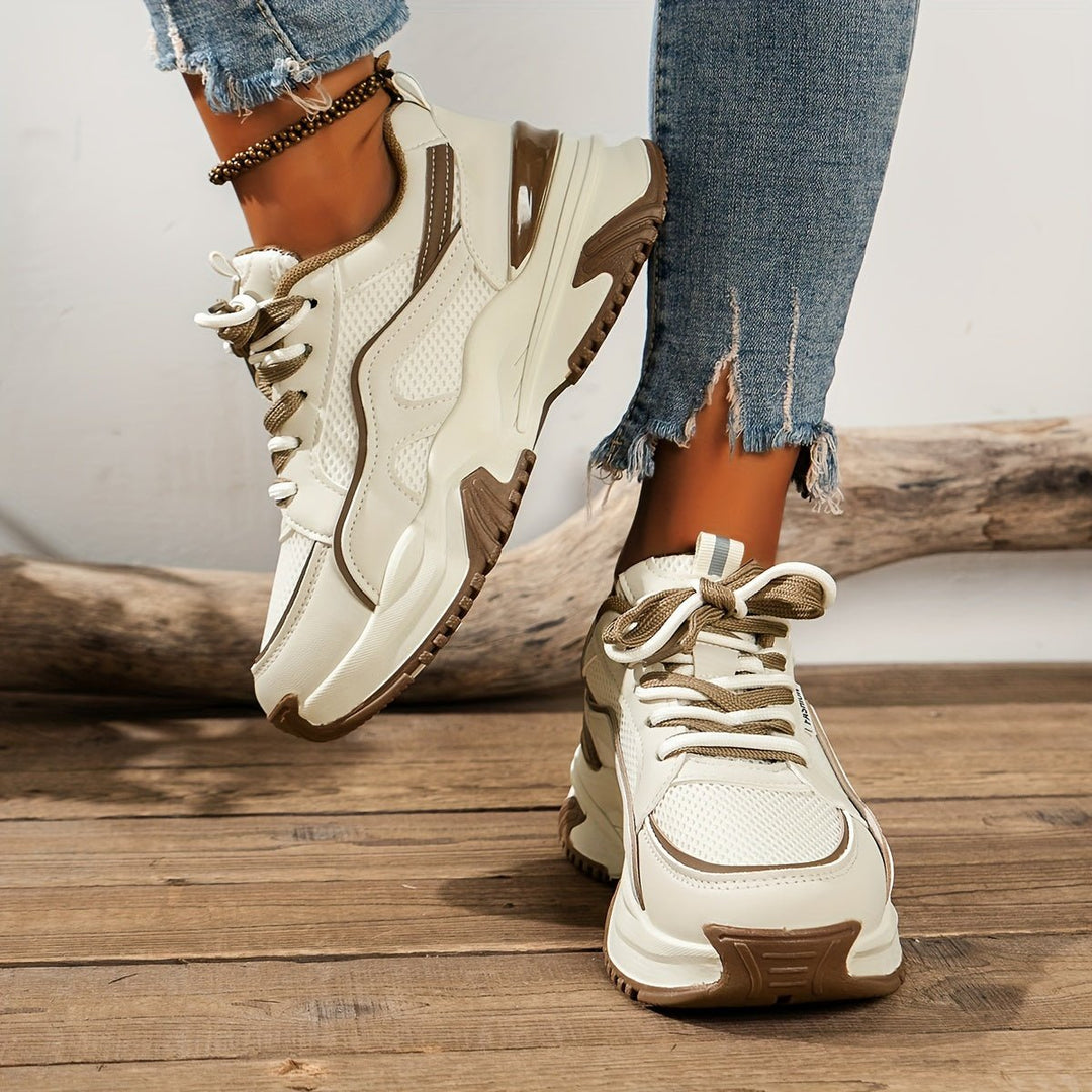 Dames sneakers met hoge zool, modern en comfortabel, in kaki en zwart van ademend materiaal, voor stijlvolle outfits.