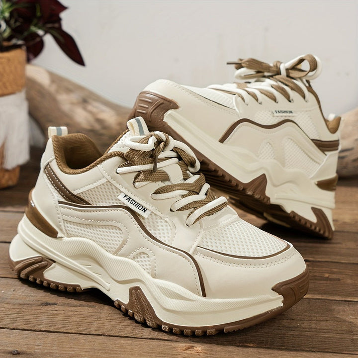 Dames sneakers met hoge zool, modern en comfortabel, in kaki en zwart van ademend materiaal, voor stijlvolle outfits.