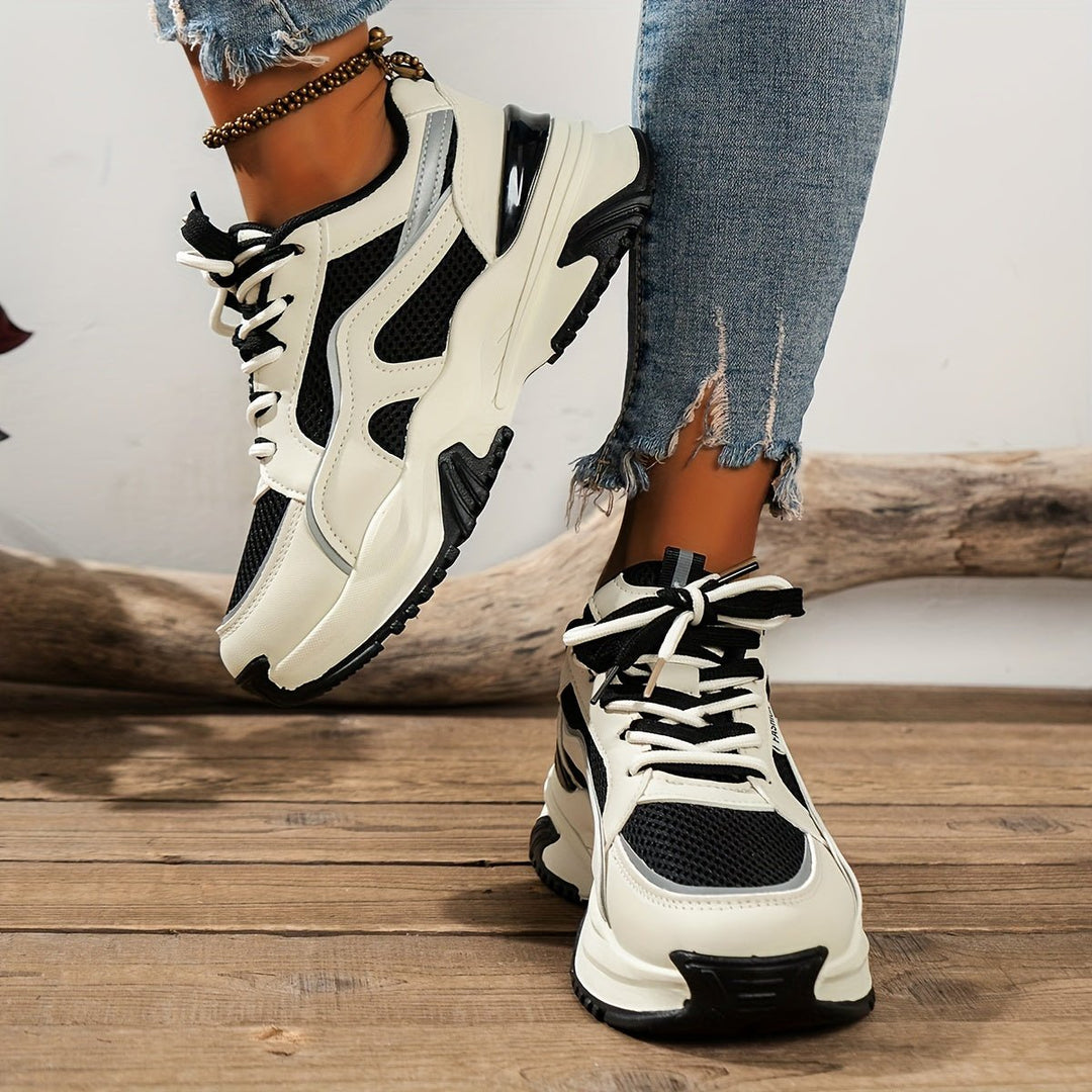 Dames sneakers met hoge zool, modern en comfortabel, in kaki en zwart van ademend materiaal, voor stijlvolle outfits.
