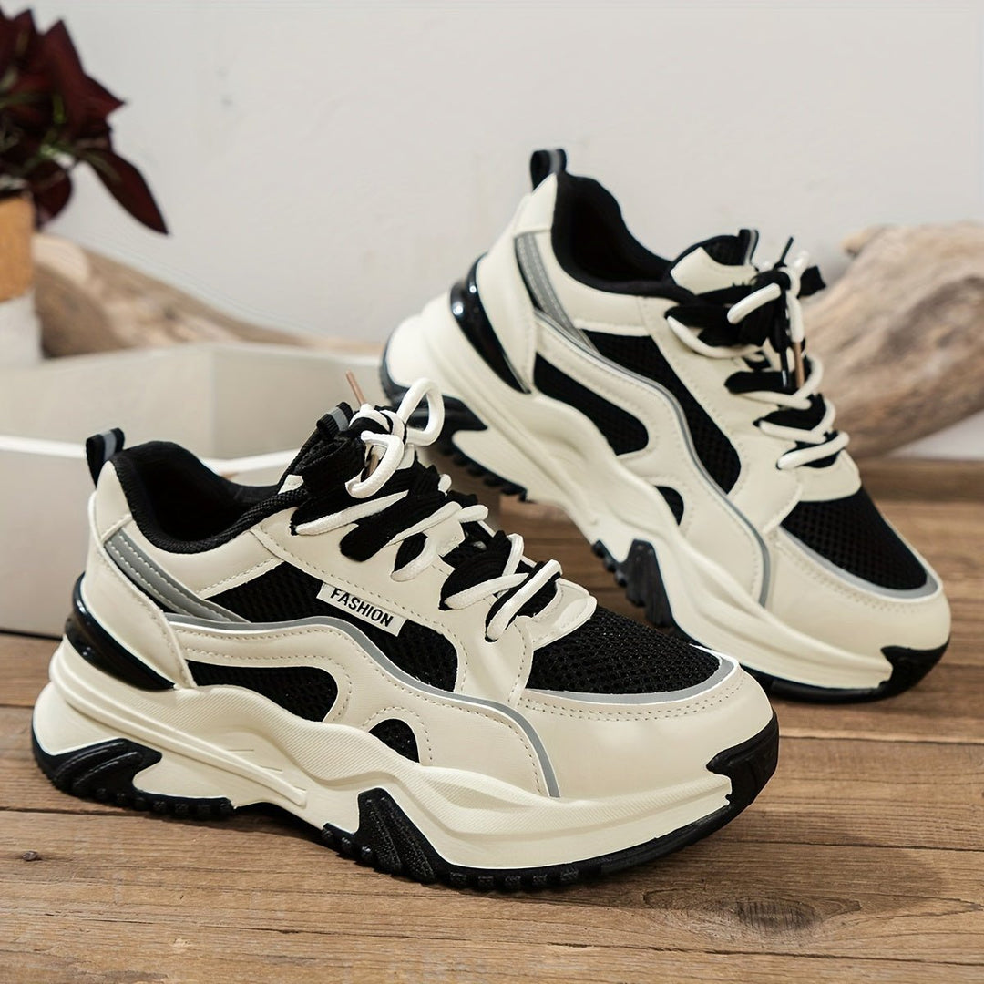 Dames sneakers met hoge zool, modern en comfortabel, in kaki en zwart van ademend materiaal, voor stijlvolle outfits.