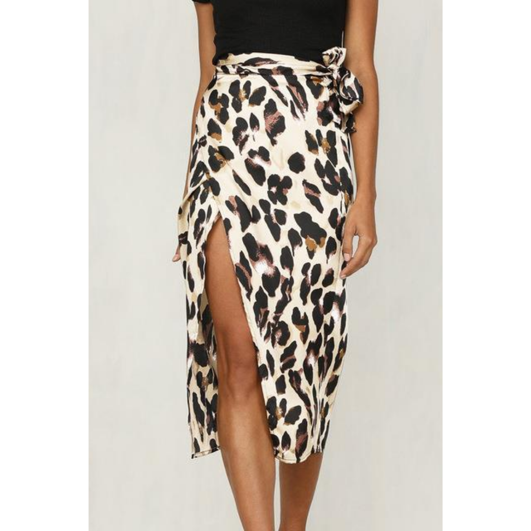 Midi zomerrok voor dames met luipaardprint en zijsplit; figuuraccentuerend en elegant voor stijlvolle gelegenheden.