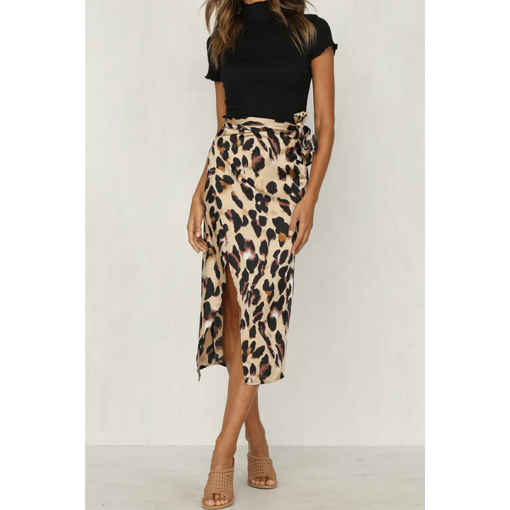 Midi zomerrok voor dames met luipaardprint en zijsplit; figuuraccentuerend en elegant voor stijlvolle gelegenheden.