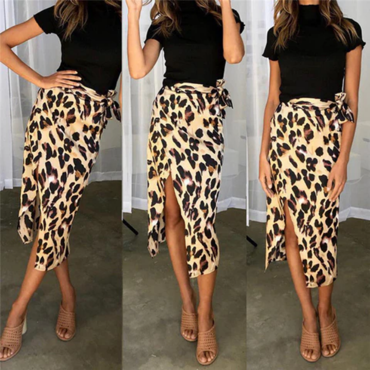 Midi zomerrok voor dames met luipaardprint en zijsplit; figuuraccentuerend en elegant voor stijlvolle gelegenheden.