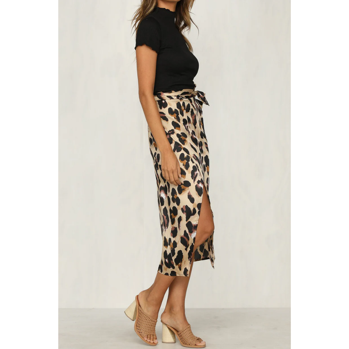 Midi zomerrok voor dames met luipaardprint en zijsplit; figuuraccentuerend en elegant voor stijlvolle gelegenheden.
