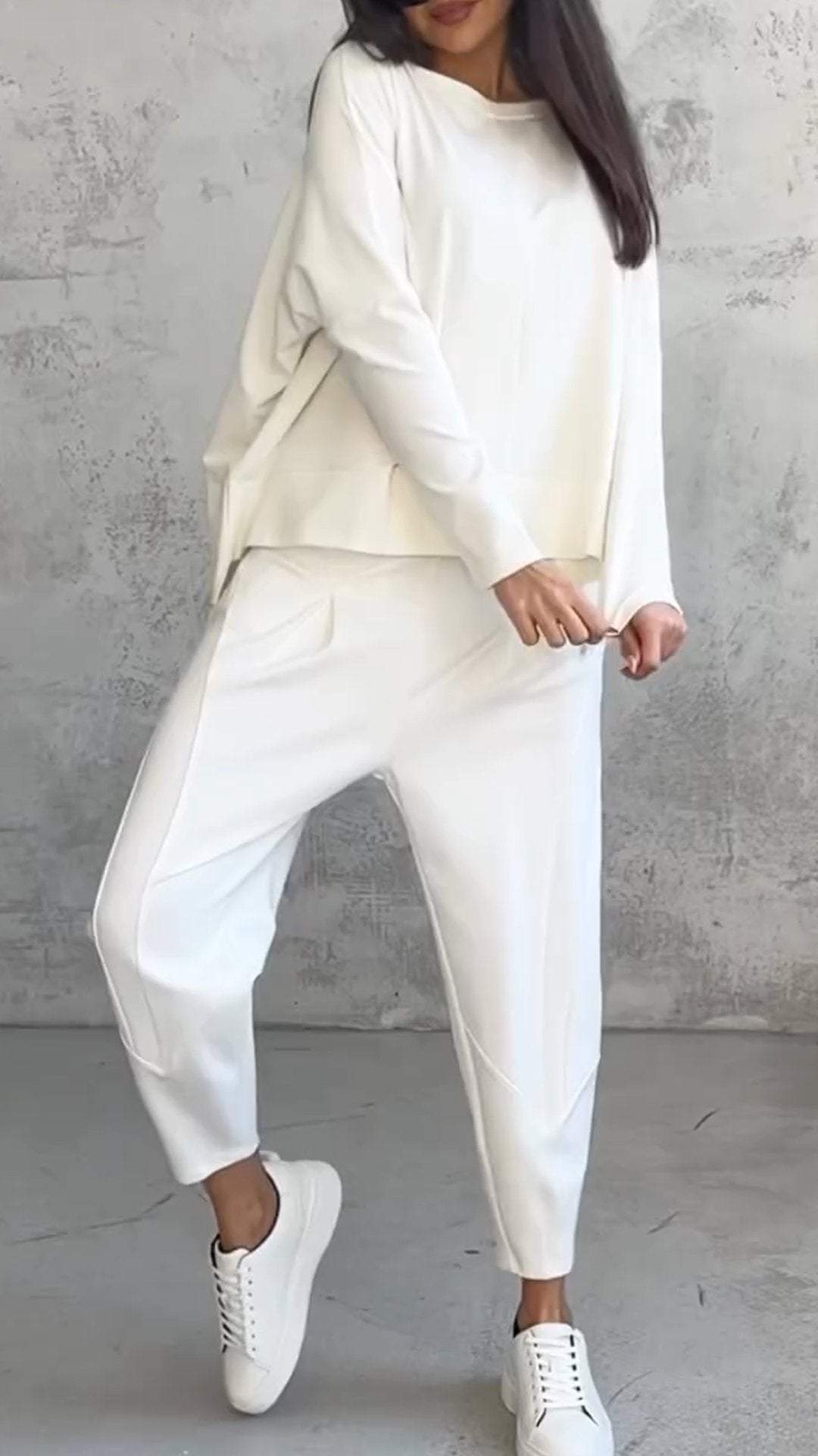 Dames Zomeroutfit: shirt met lange mouwen en broek in een strak design, casual en stijlvol, ideaal voor vrije tijd en de zomer.