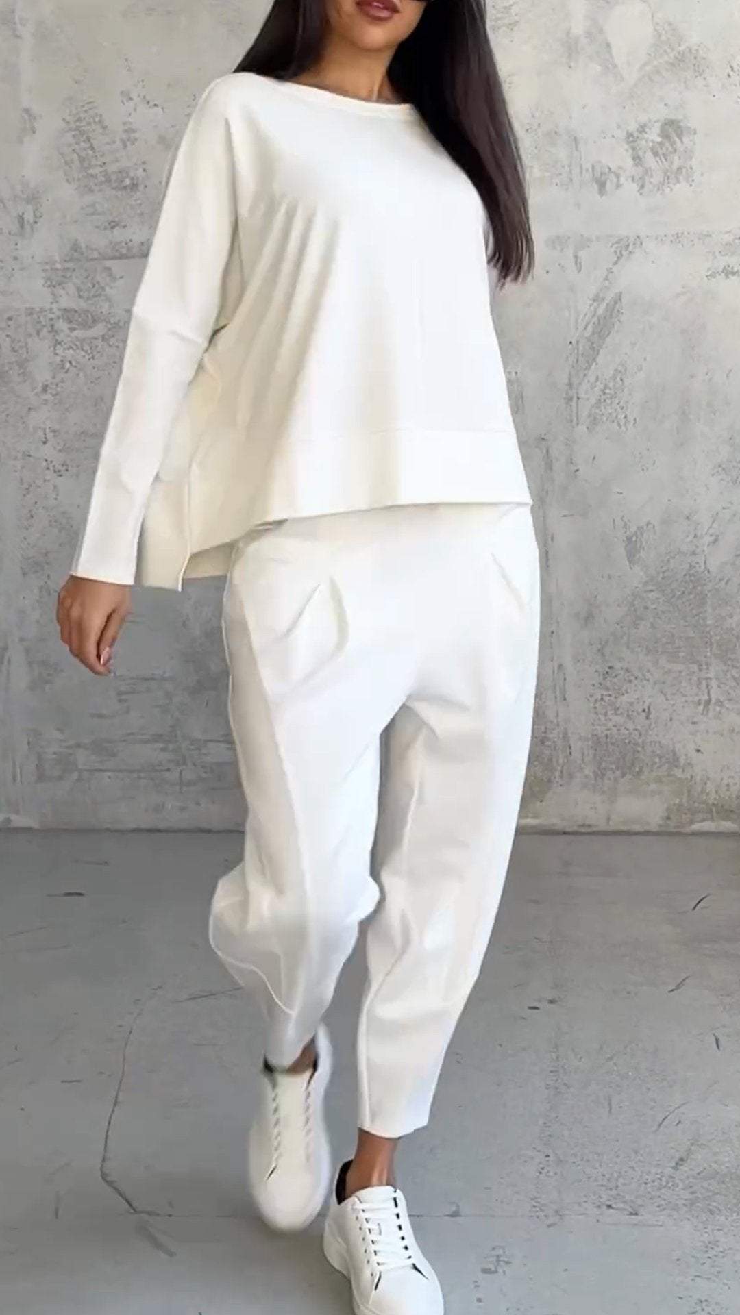 Dames Zomeroutfit: shirt met lange mouwen en broek in een strak design, casual en stijlvol, ideaal voor vrije tijd en de zomer.
