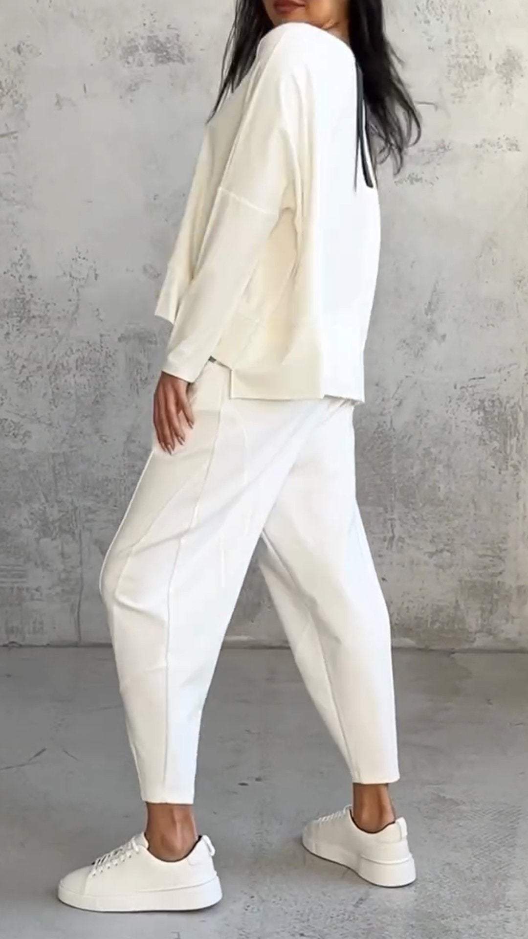 Dames Zomeroutfit: shirt met lange mouwen en broek in een strak design, casual en stijlvol, ideaal voor vrije tijd en de zomer.