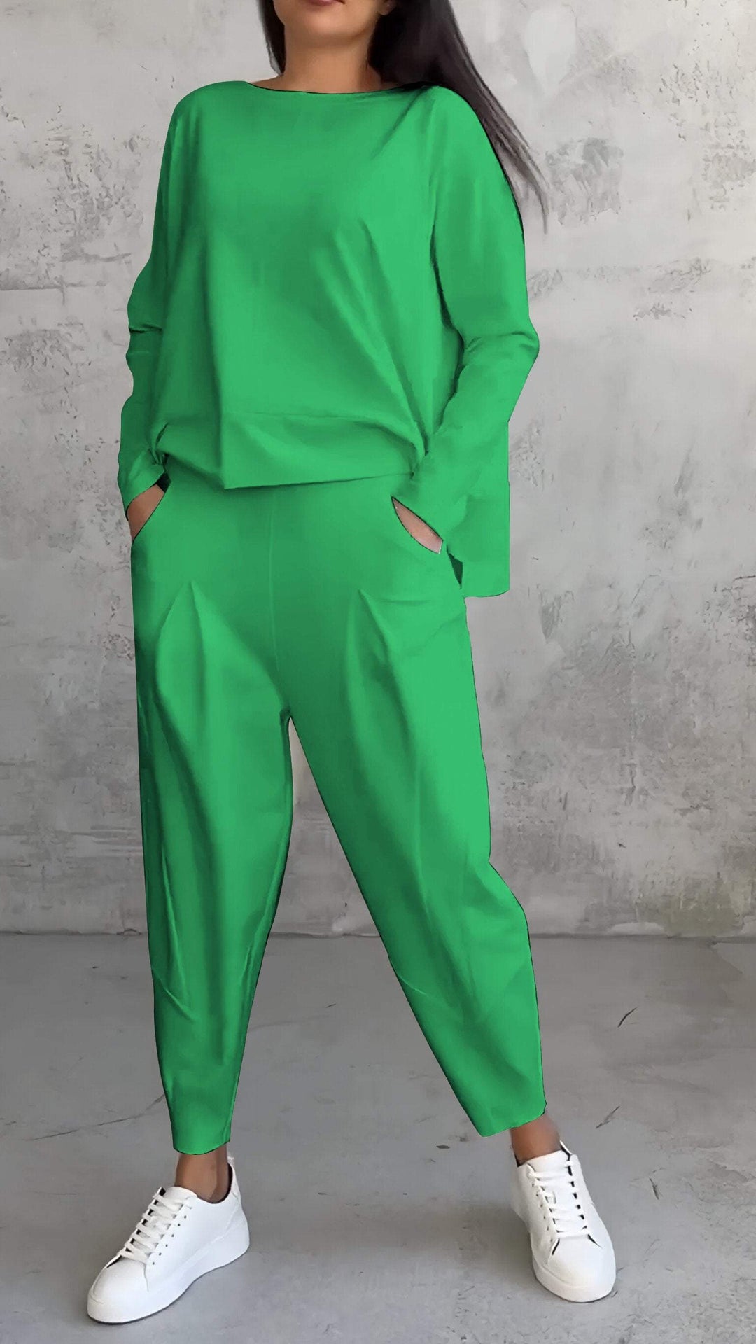 Dames Zomeroutfit: shirt met lange mouwen en broek in een strak design, casual en stijlvol, ideaal voor vrije tijd en de zomer.