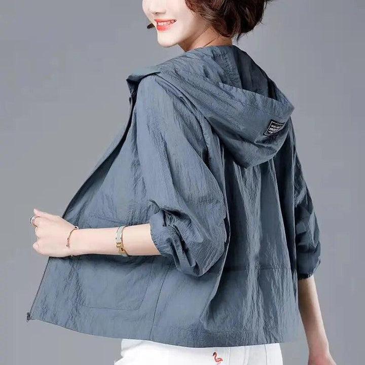 Dames zomer windjack, vooraanzicht, lichtgewicht ontwerp, winddicht, veelzijdig, modieus, ideaal voor dagelijks gebruik en diverse outfits.