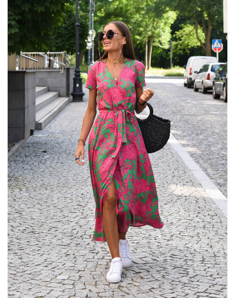 Dames zomerjurk, lichtgewicht materiaal, zachte kleuren, elegant voor zomerse gelegenheden, perfecte pasvorm, stijlvol.