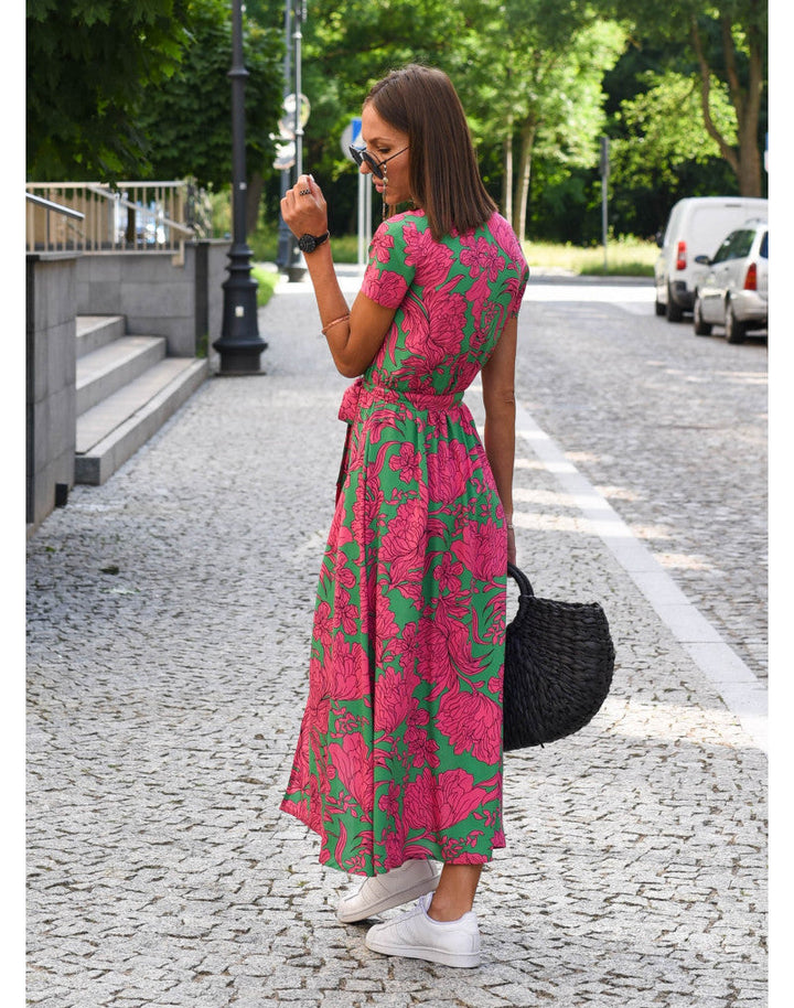 Dames zomerjurk, lichtgewicht materiaal, zachte kleuren, elegant voor zomerse gelegenheden, perfecte pasvorm, stijlvol.