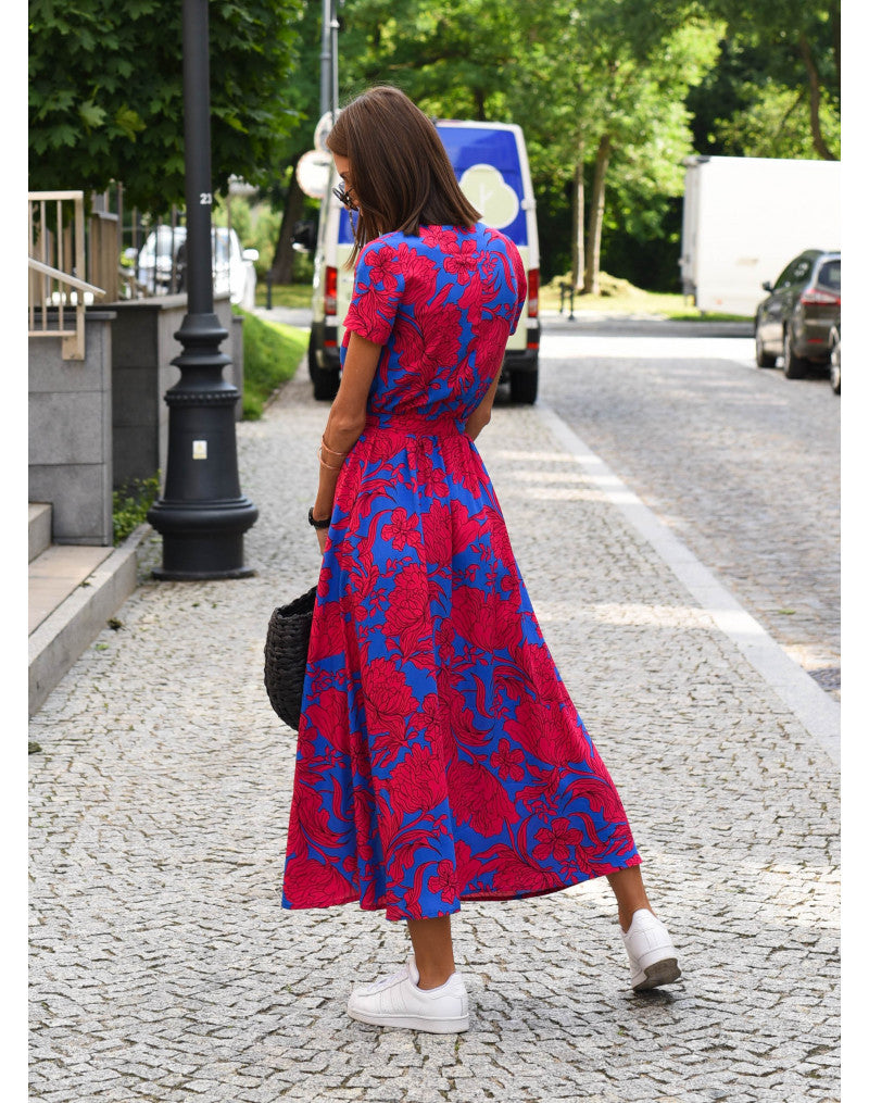 Dames zomerjurk, lichtgewicht materiaal, zachte kleuren, elegant voor zomerse gelegenheden, perfecte pasvorm, stijlvol.