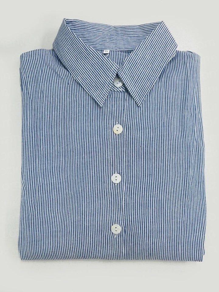 Dames zomerjurk met een eenvoudig, modern ontwerp in een helder blauw, luchtige snit voor comfortabele zomerdagen.