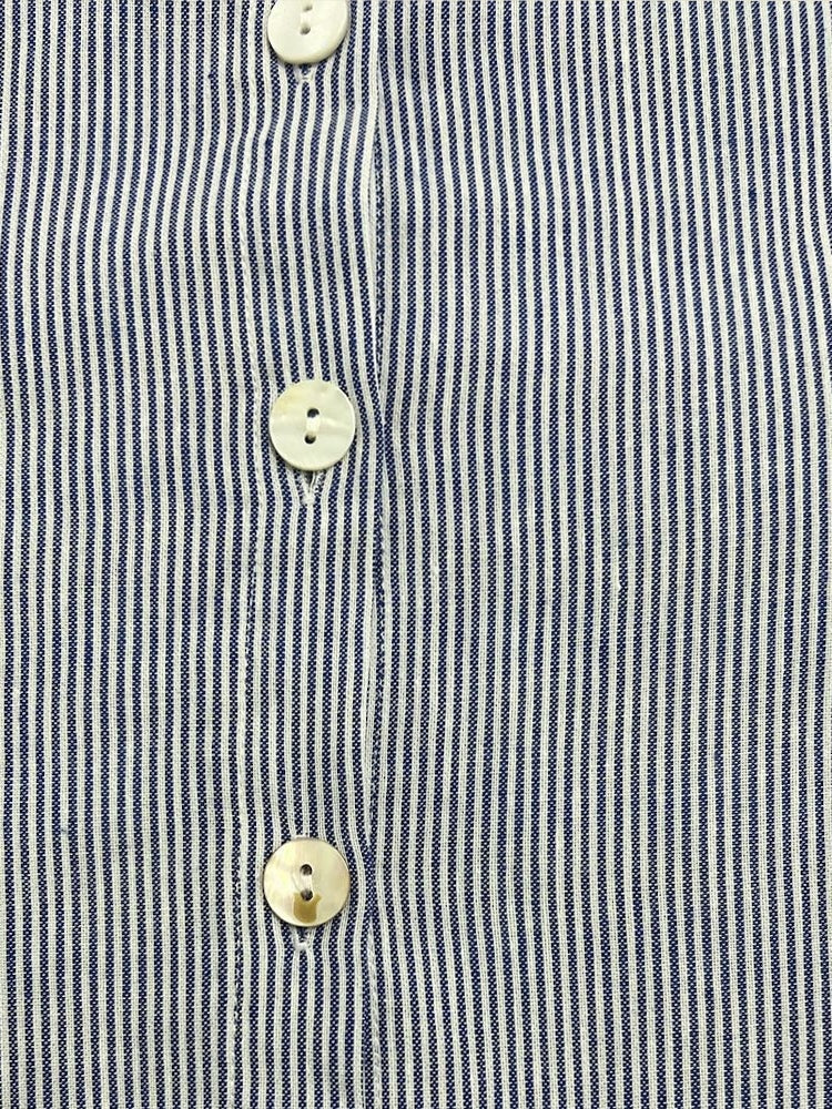 Dames zomerjurk met een eenvoudig, modern ontwerp in een helder blauw, luchtige snit voor comfortabele zomerdagen.