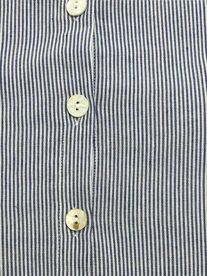 Dames zomerjurk met een eenvoudig, modern ontwerp in een helder blauw, luchtige snit voor comfortabele zomerdagen.
