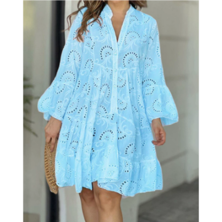 Dames zomerjurk met V-hals in een heldere fuchsia tint, knielengte, met elegante uitlopende mouwen, ideaal voor warme dagen.