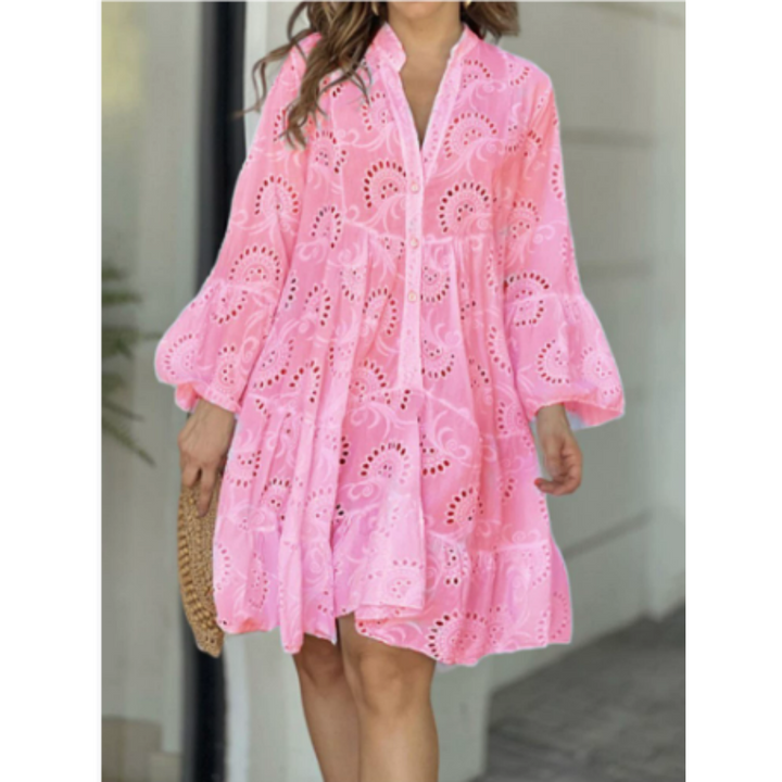 Dames zomerjurk met V-hals in een heldere fuchsia tint, knielengte, met elegante uitlopende mouwen, ideaal voor warme dagen.