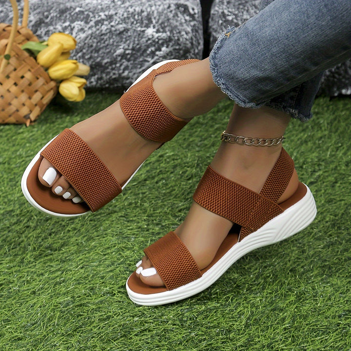 Dames stretch sandalen, elegant en lichtgewicht, in bruin bovenmateriaal. Perfect voor comfort en een stijlvolle alledaagse look.