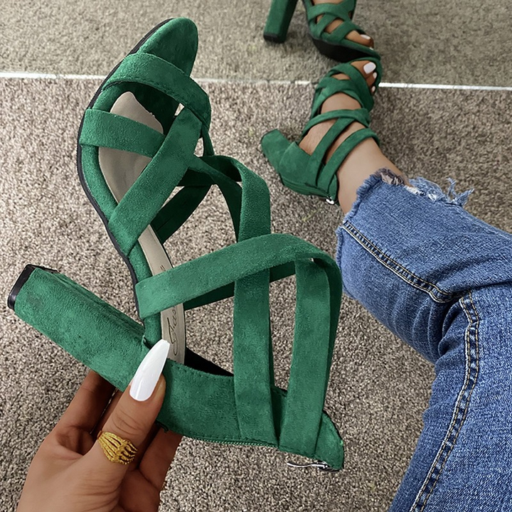 Dames suède hakken orthopedisch, comfortabele elegante schoenen in zwart en groen op witte achtergrond