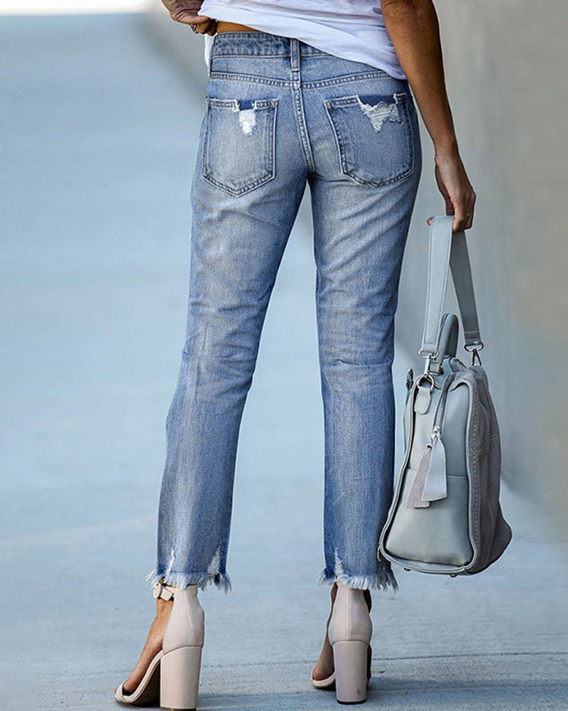 Dames gescheurde jeans, modieuze gebruikte look, vooraanzicht, elegante vrijetijdskleding, unieke moderne stijl