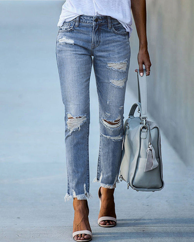 Dames gescheurde jeans, modieuze gebruikte look, vooraanzicht, elegante vrijetijdskleding, unieke moderne stijl