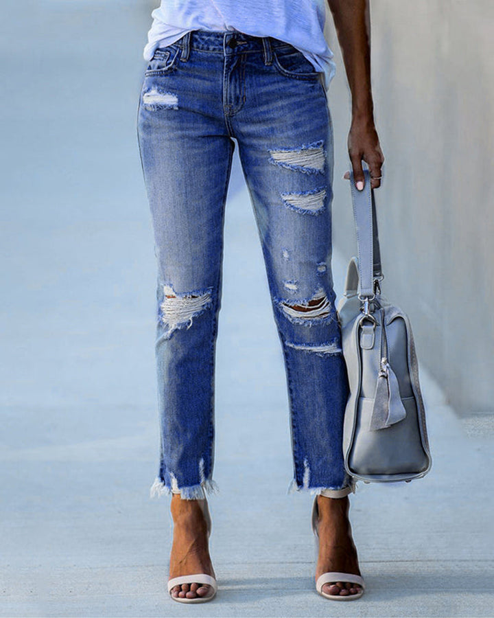 Dames gescheurde jeans, modieuze gebruikte look, vooraanzicht, elegante vrijetijdskleding, unieke moderne stijl