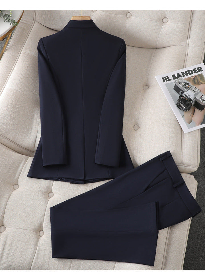 Dames tweedelige set, elegante blazer met bijpassende broek, tijdloze stijl in wit en marineblauw, ideaal voor kantoor
