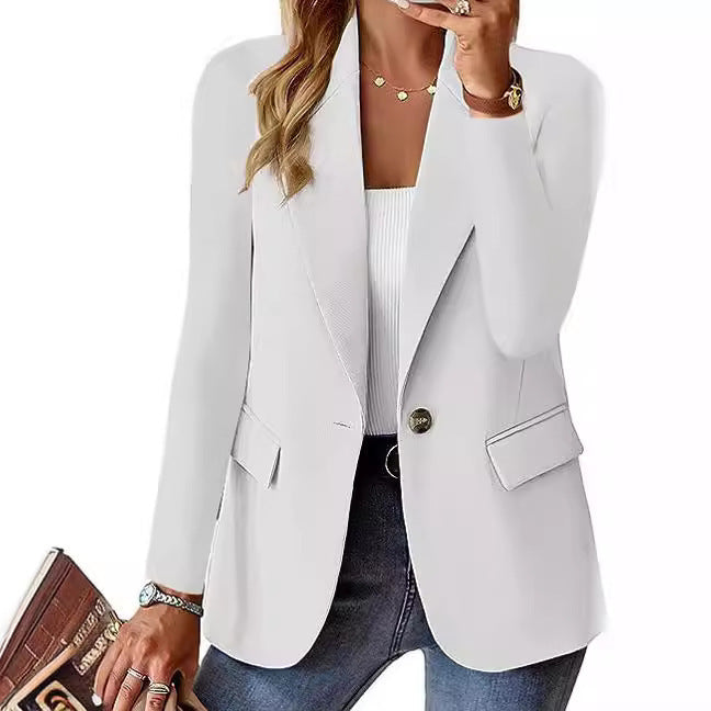 Voorkant damesblazer: elegant, modern, discrete knoop, praktische zakken, tijdloze stijl.