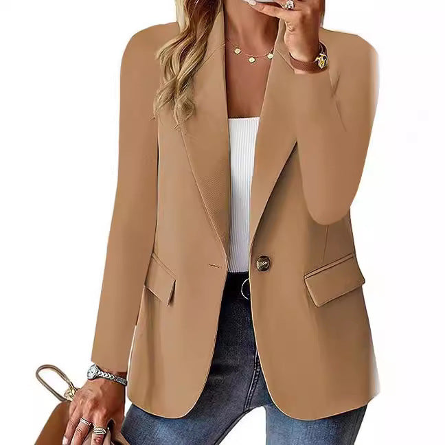 Voorkant damesblazer: elegant, modern, discrete knoop, praktische zakken, tijdloze stijl.